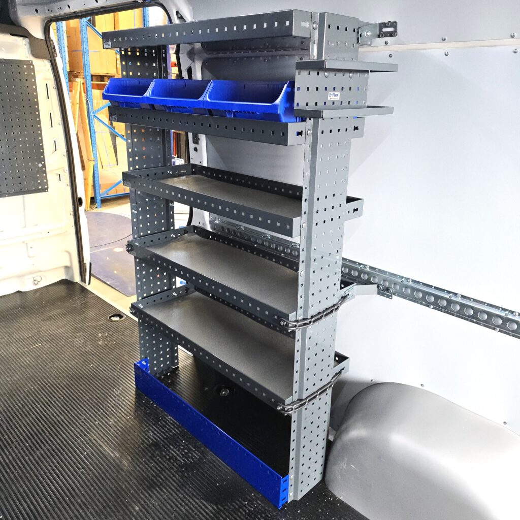 Opel Movano 100 cm pakettiauton hylly, korkeus 150 cm. Kestävä E-Flex hyllyratkaisu työkalujen ja tarvikkeiden säilytykseen.