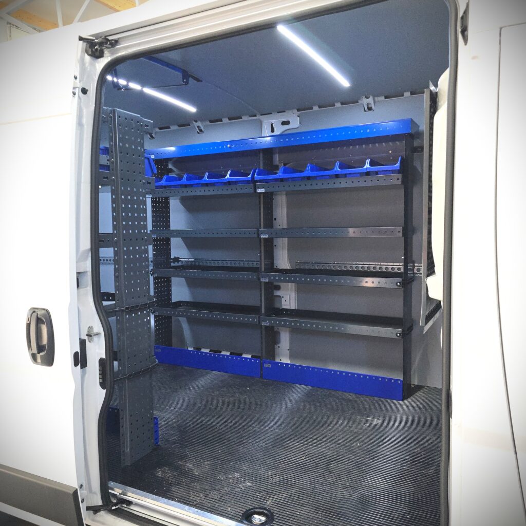 Opel Movano 200 cm pakettiauton hylly, korkeus 150 cm. Vahva E-Flex hyllykkö ammattilaisille.