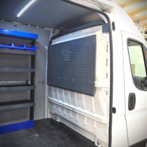 Opel Movano pakettiauton työkalupaneeli 1440 × 795 mm. Rei’itetty paneeli työkalujen ja tarvikkeiden ripustamiseen.