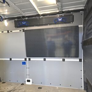 Työkalutaulu Mercedes Sprinter pakettiauton vasemmalla sivuseinällä