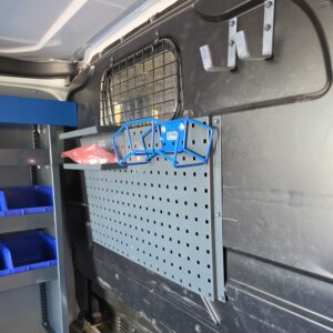Ford Transit Customin työkalupaneeli, 450 × 795 mm, asennettuna väliseinään