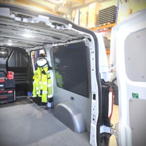Työkalutaulu pakettiautoon 945 x 795 asennettuna Volkswagen Transporter T7 pakettiauton oikealle sivuseinälle