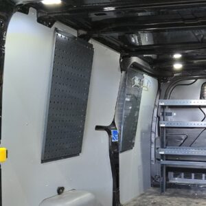 Työkalutaulu pakettiauton Ford Transit Customin sivuseinällä