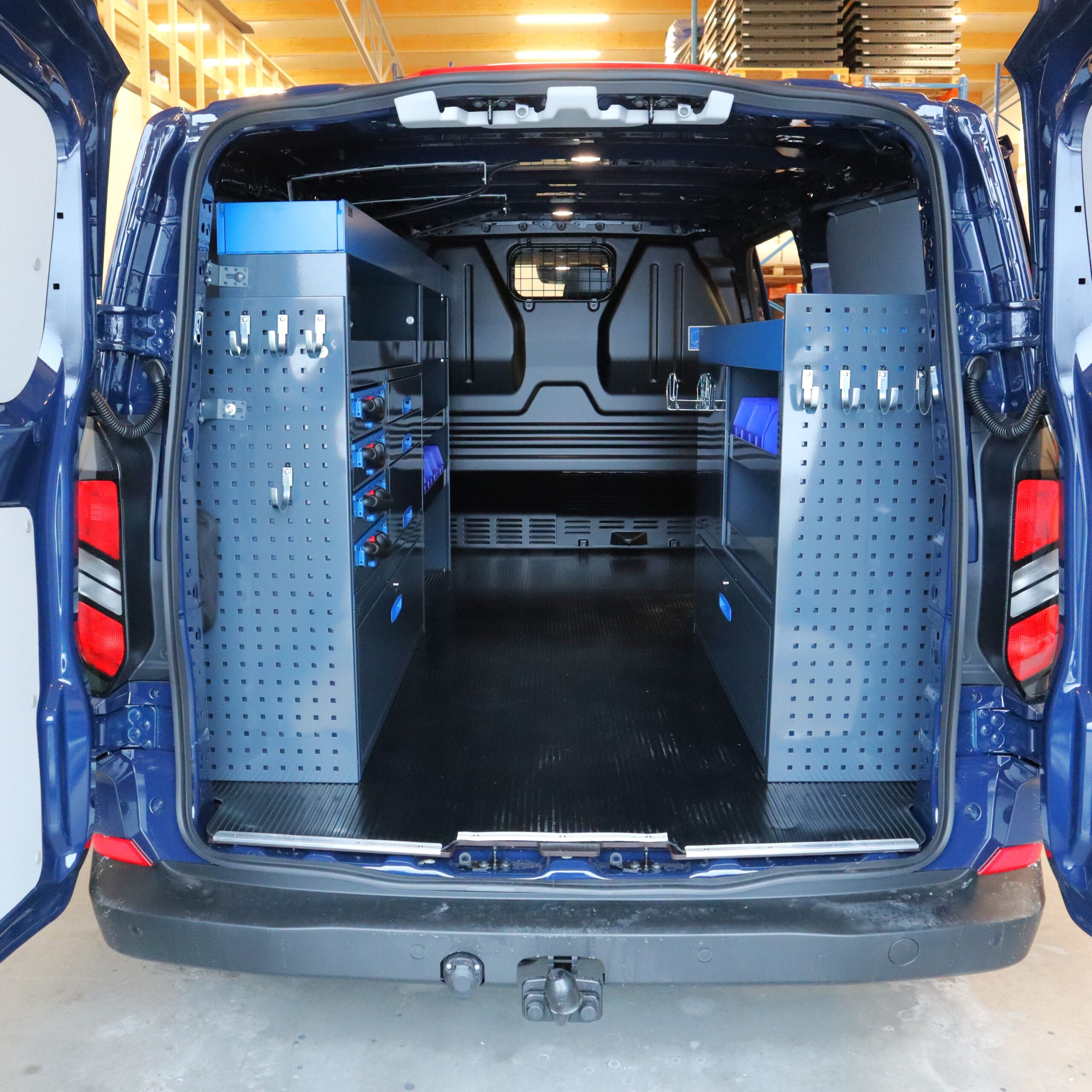 Ford Transit Custom pakettiauton hyllyvarustelu E-Flex hyllyjärjestelmällä tavaratilassa.