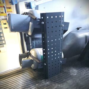 Kylmäainepullohylly pakettiautoon kahdelle pullolle