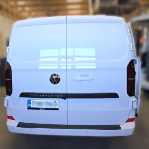 Volkswagen Transporter T7 takapuskurinsuoja musta muovi