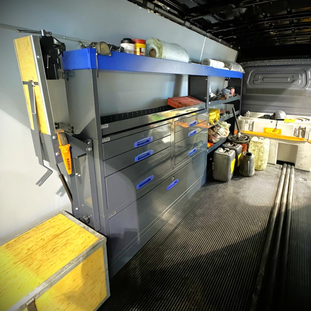 Louhintavalkonen 304 cm pakettiauton hyllykkö laatikosto vetolaatikoilla m-b sprinter