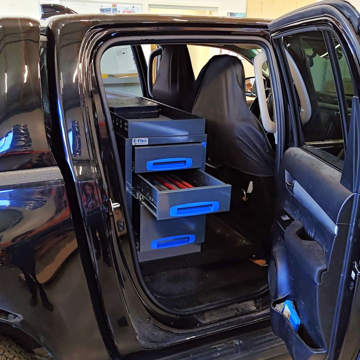 Nissan navara vetolaatikosto ohjaamon taakse