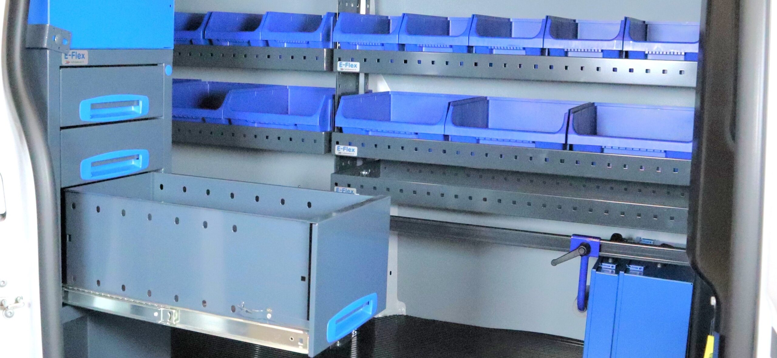 Huoltoauton kalusteet asennettuna pakettiauton tavaratilaan – järjestelmällinen ja tehokas ratkaisu ammattilaiselle