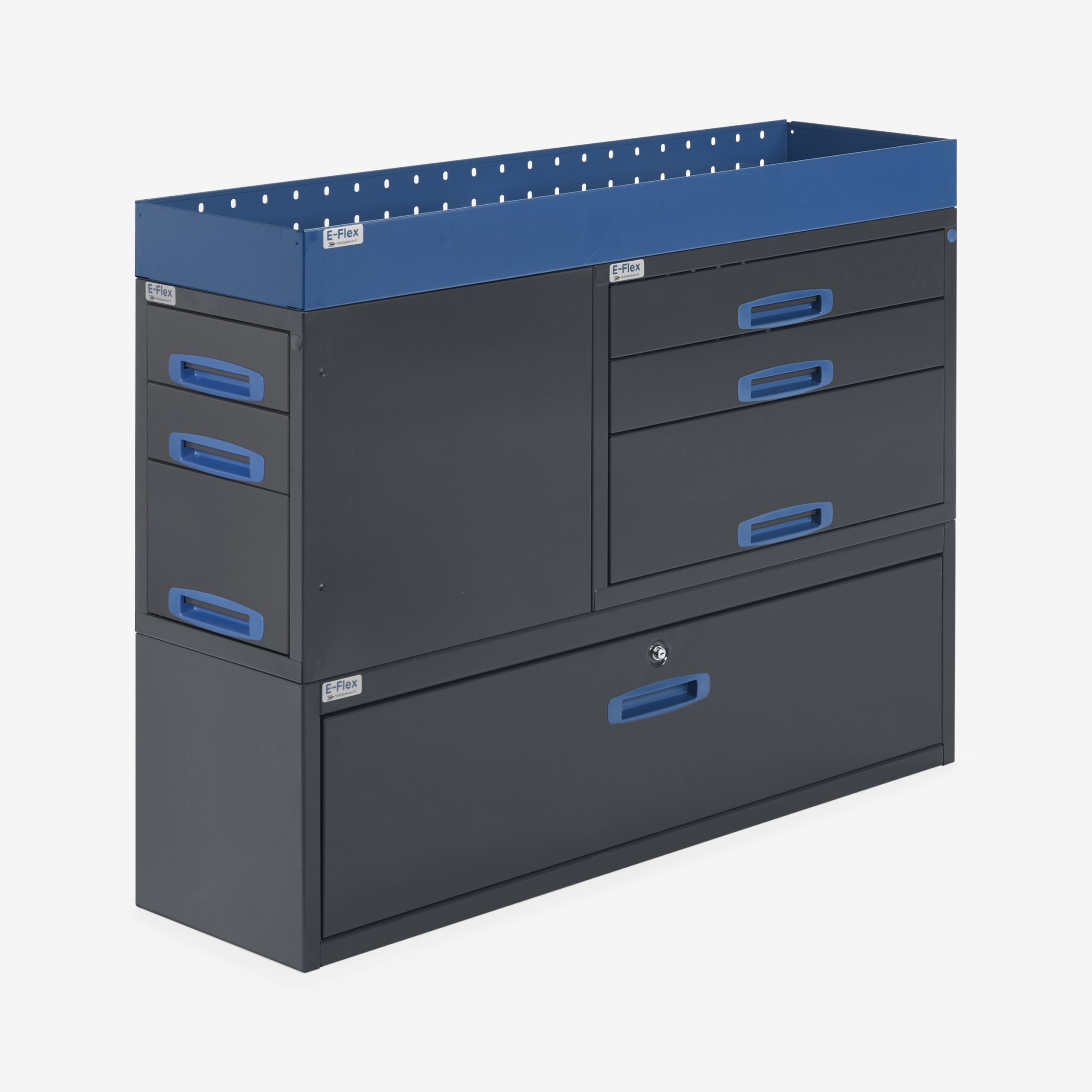 Pakettiauton varustelu E-Flex-hyllyillä – tehokas ja siisti ratkaisu tavaratilaan