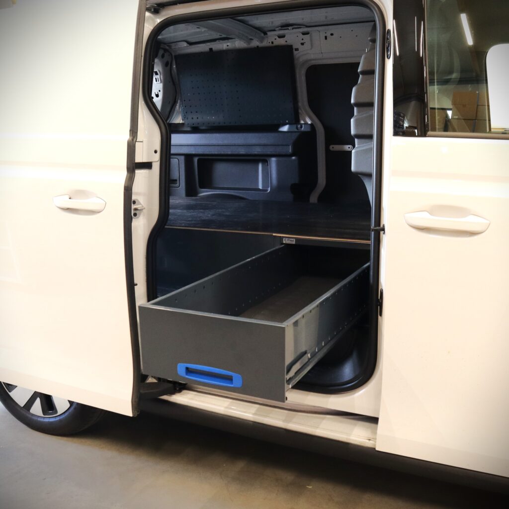 1267 mm pitkä vetolaatikko auki vedettynä Volkswagen ID Buzzin liukuovelta