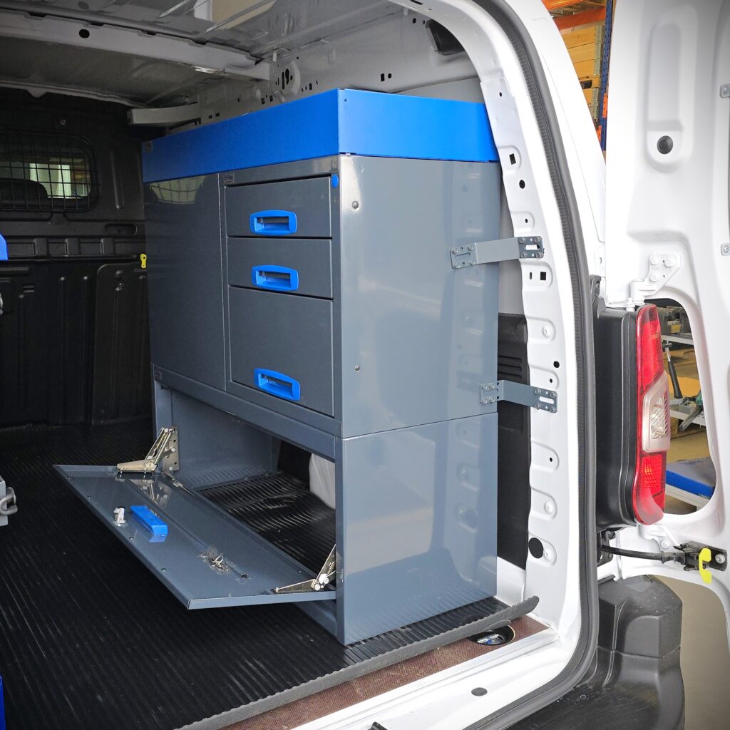 100 cm pakettiauton hyllykkö vetolaatikoilla Toyota Proace Cityyn, korkeus 96 cm