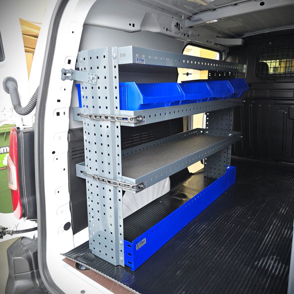 Toyota Proace City 130 cm E-Flex pakettiauton hylly kolmella korkeussäädettävällä hyllytasolla