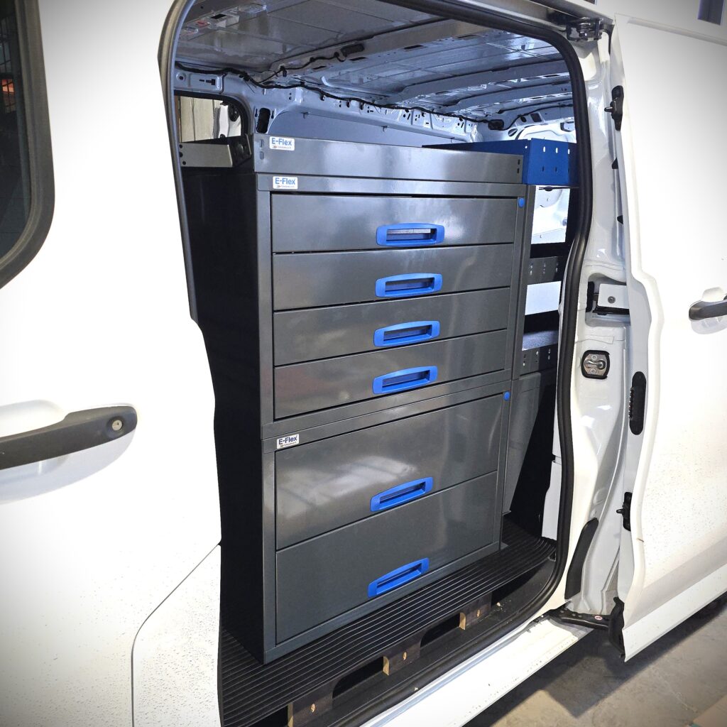 Ford Transit Custom 76 cm vetolaatikostotorni ylähyllyllä kuljettajan puolen liukuoven kohdalla tuplaliukuovisessa pakettiautossa