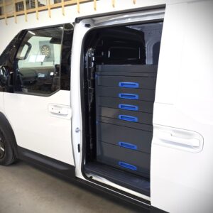 Kia PV5 pakettiautoon sivuoven kohdalle asennettu 76 cm vetolaatikosto ylähyllyllä