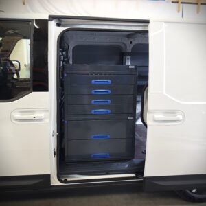 Kia PV5 pakettiautoon liukuoven kohdalle asennettu 76 cm vetolaatikosto ylähyllyllä