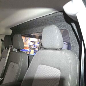 Mukavuusväliseinä Volkswagen Transporter T7 asennettuna sisäpuolelta