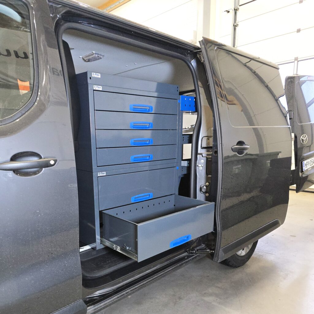 Toyota Proace 76 cm vetolaatikosto ylähyllyllä liukuoviaukon kohdalla