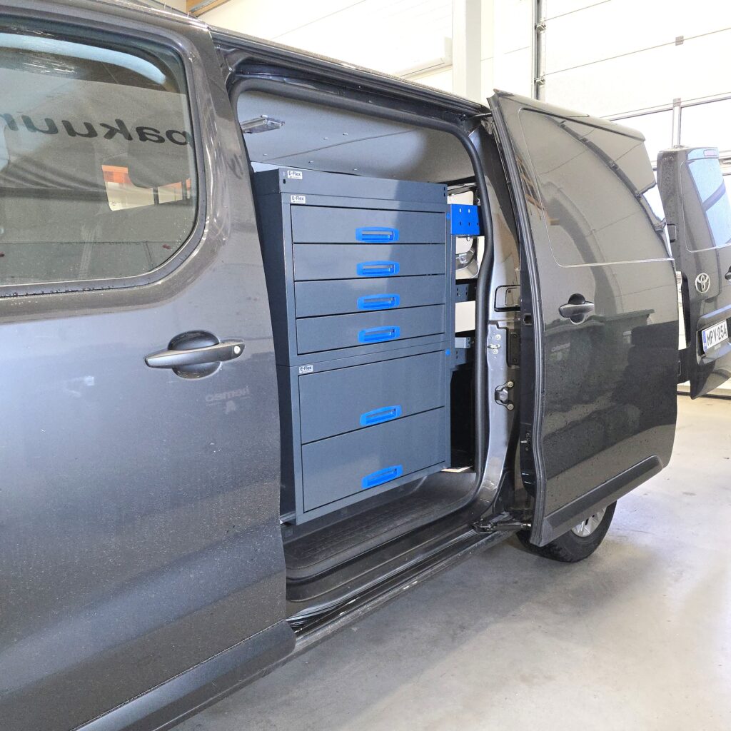 Toyota Proace 76 cm vetolaatikosto ylähyllyllä liukuoviaukon kohdalla
