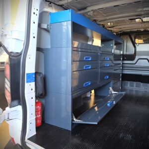 Ford Transit Custom pakettiauton 230 cm hyllykkö-laatikosto extra-vetolaatikoilla vasemmalla sivuseinällä, näkymä takaovelta