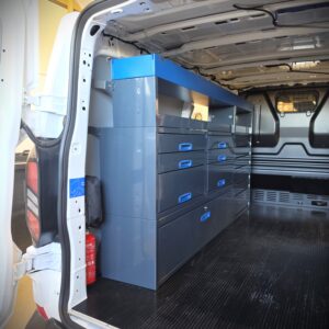 Ford Transit Custom pakettiauton 230 cm hyllykkö-laatikosto extra-vetolaatikoilla vasemmalla sivuseinällä, näkymä takaovelta