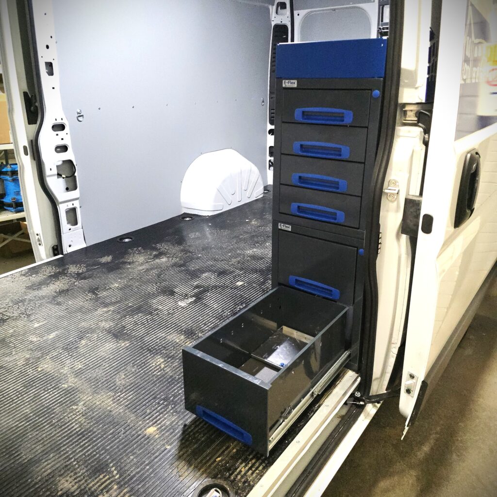 36 cm päädystä aukeava vetolaatikosto korkeus 107 cm Toyota Proace Max pakettiautossa