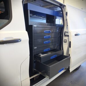 Ford Transit Custom pakettiauton 230 cm hyllykkö-laatikosto extra-vetolaatikoilla vasemmalla sivuseinällä, näkymä liukuovelta