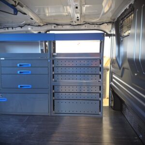 Ford Transit Custom pakettiauton 230 cm hyllykkö-laatikosto extra-vetolaatikoilla vasemmalla sivuseinällä, näkymä apukuljettajan puolen liukuovelta