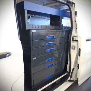Ford Transit Custom pakettiauton 230 cm hyllykkö-laatikosto extra-vetolaatikoilla vasemmalla sivuseinällä, näkymä liukuovelta