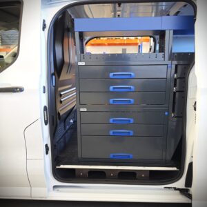 Ford Transit Custom pakettiauton 230 cm hyllykkö-laatikosto extra-vetolaatikoilla vasemmalla sivuseinällä, näkymä liukuovelta