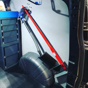 Lapio- ja rautakankiteline pakettiauton sivuseinällä matalassa pakettiautossa