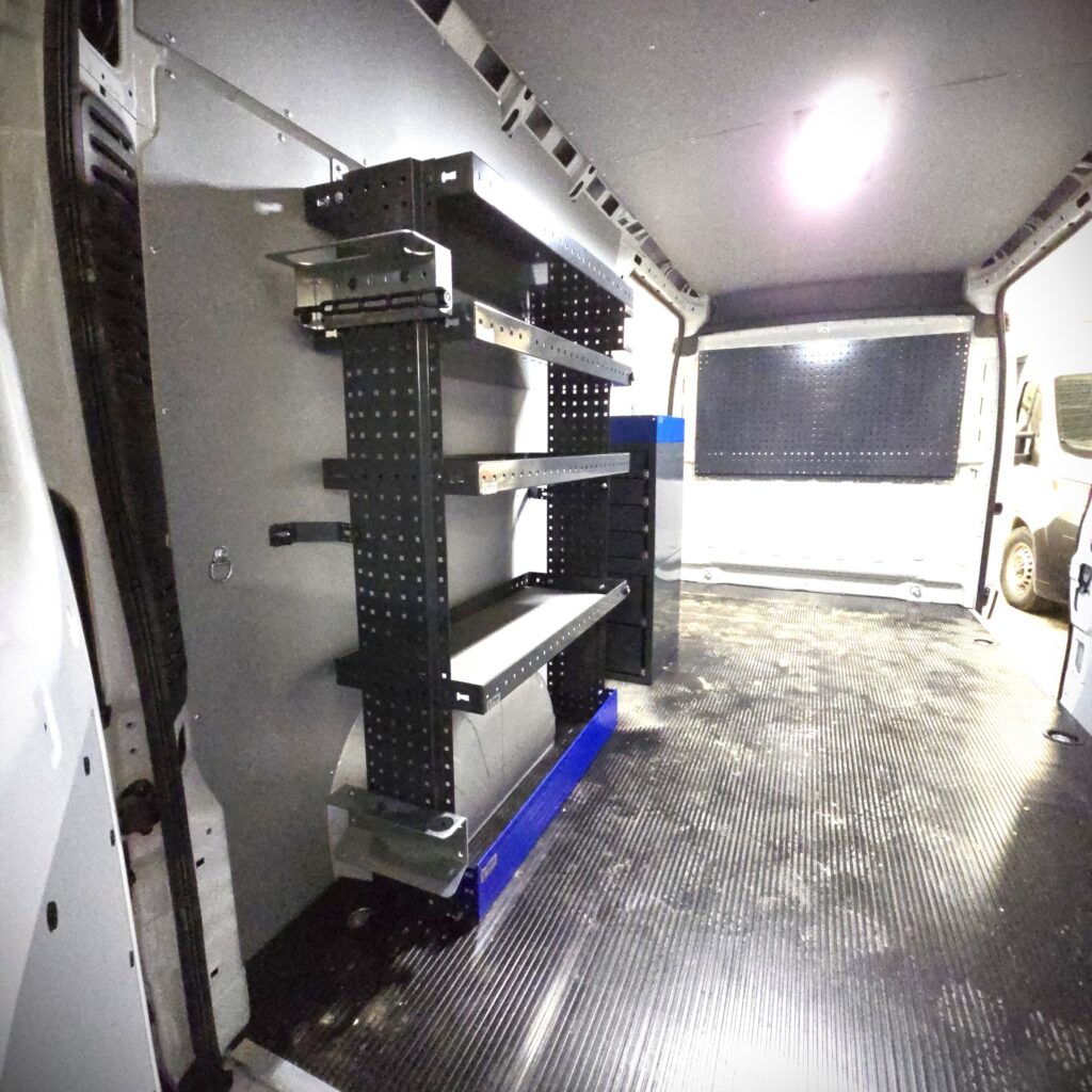 Lapio ja rautakankiteline Toyota Proace Max pakettiautossa
