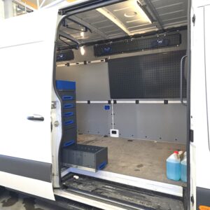 Mercedes Sprinter huoltoauto varusteltu pakettiauton hyllyillä ja vetolaatikoilla