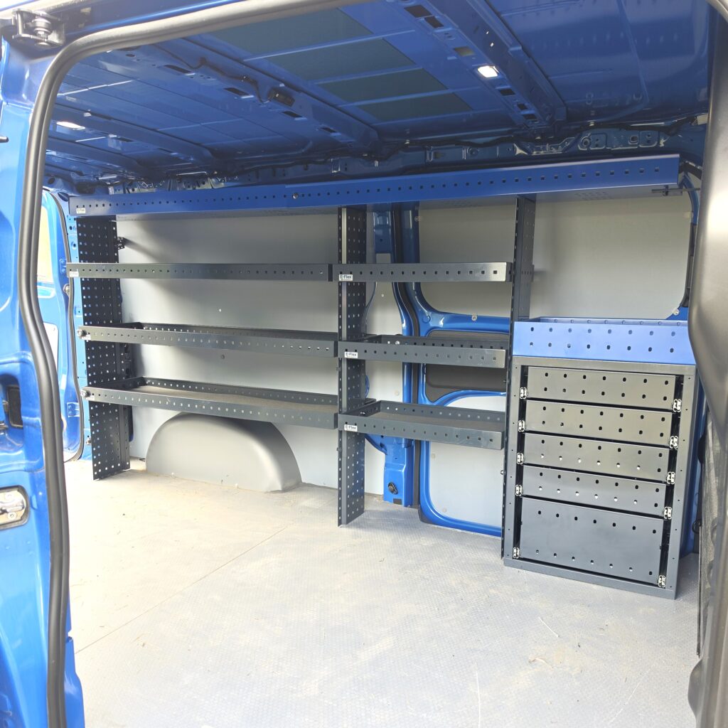 244 cm pakettiauton hyllykkö ja laatikosto Volkswagen Transporterissa