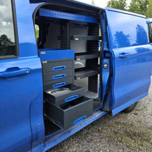 Pakettiauton hyllykkö ja laatikosto Volkswagen Transporter -huoltoautossa