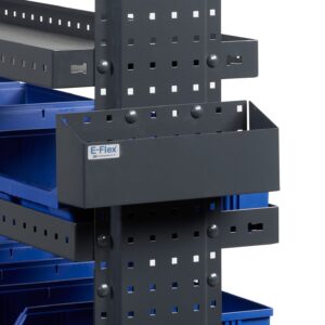 Kotelo pakettiauton hyllyn päädyssä työkalujen säilytykseen