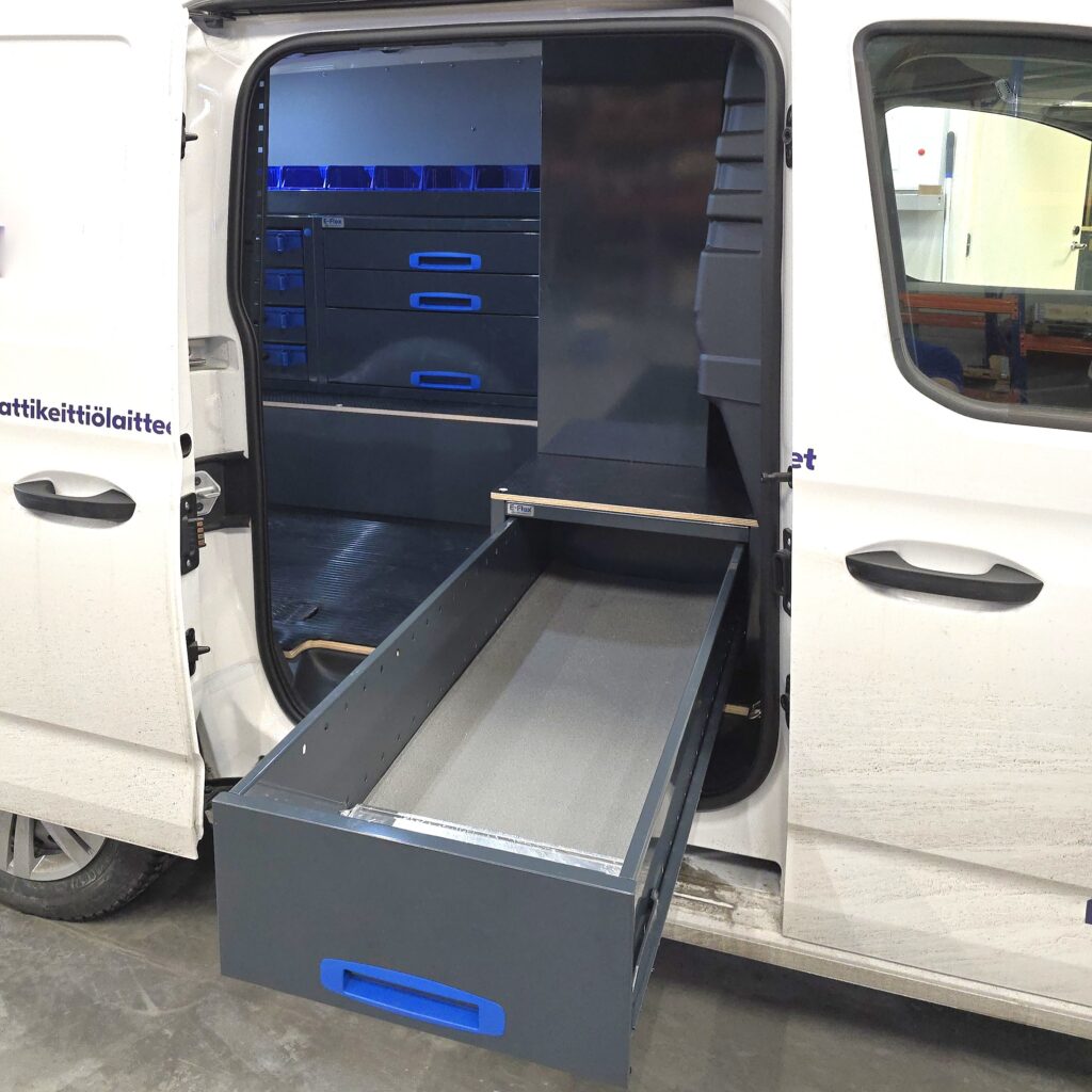 E-Flex pitkä vetolaatikosto VW Caddyssä liukuoven kautta käytettävissä