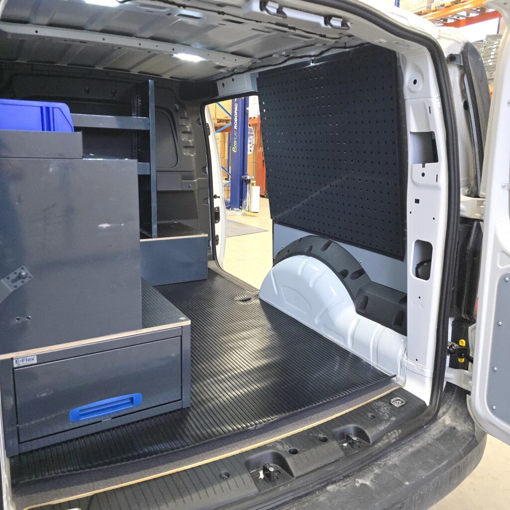 VW Caddy huoltoauto E-Flex vetolaatikot ja työkalutaulu asennettuna