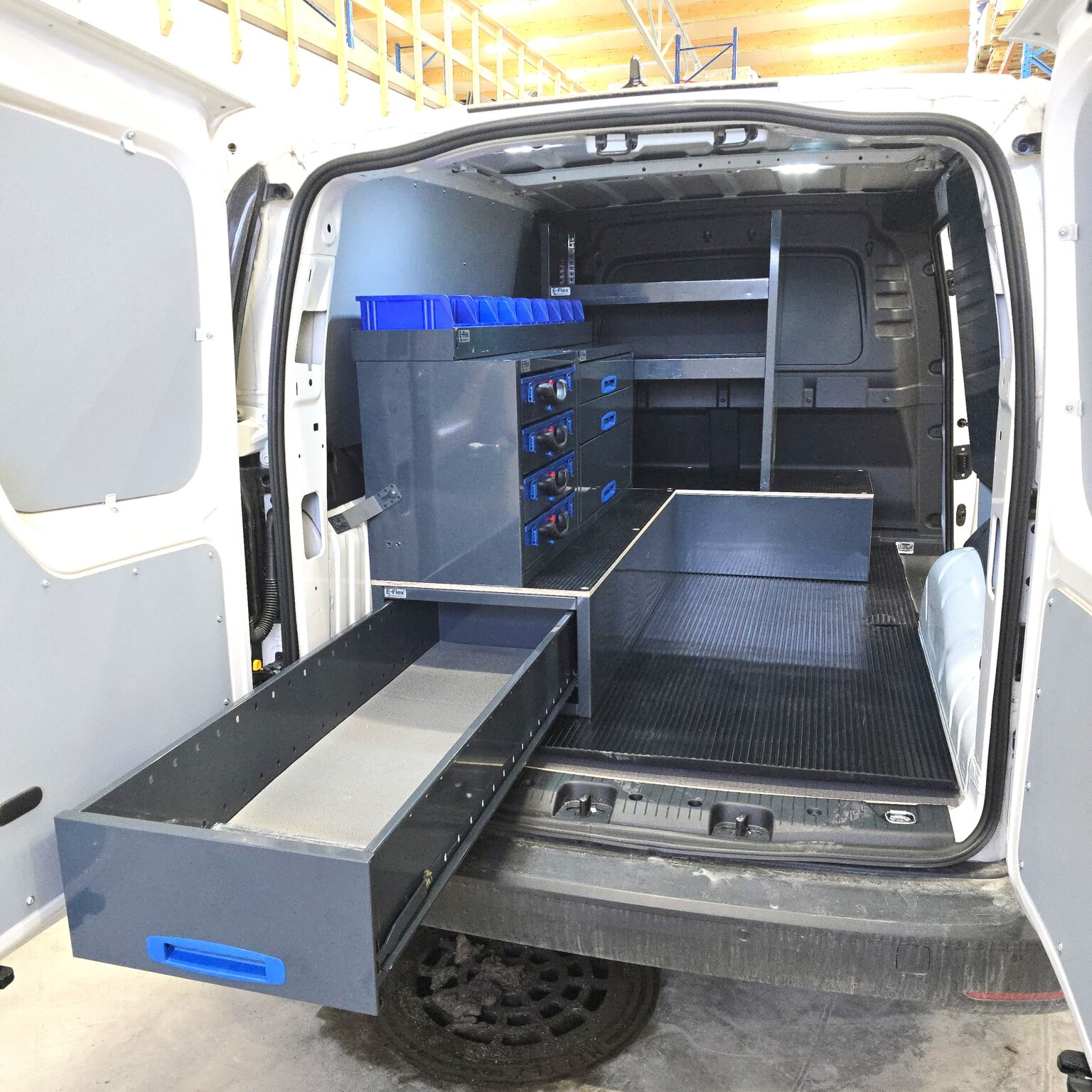 VW Caddy huoltoauto E-Flex pitkät vetolaatikot asennettuna