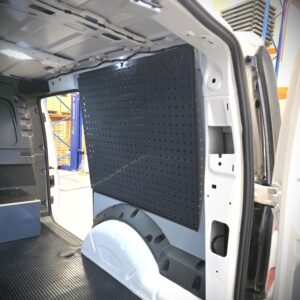 Työkalutaulu Volkswagen Caddyssä huoltoauton varustelussa