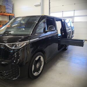 Volkswagen ID Buzz Cargo pakettiauto pitkilla lattiaan asennetuilla vetolaatikoilla huoltoauton hyllyvarustelussa