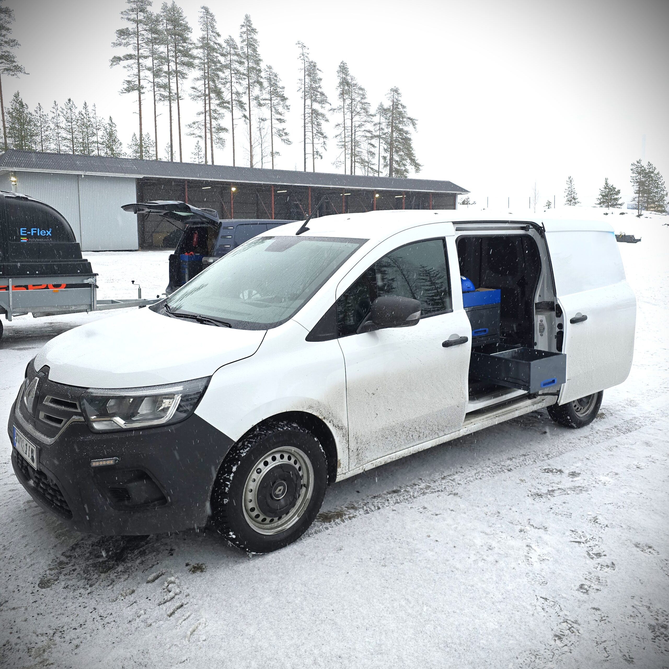Renault Kangoo pakettiauton 760 mm syvät vetolaatikot aukeavat kuljettajan puolen liukuovesta