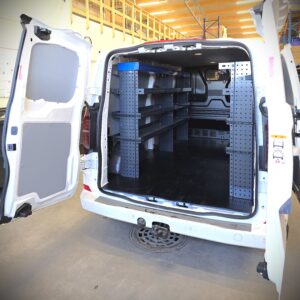 E-Flex pakettiauton hyllyt Volkswagen Transporter T7 pakettiautossa sivuseinillä