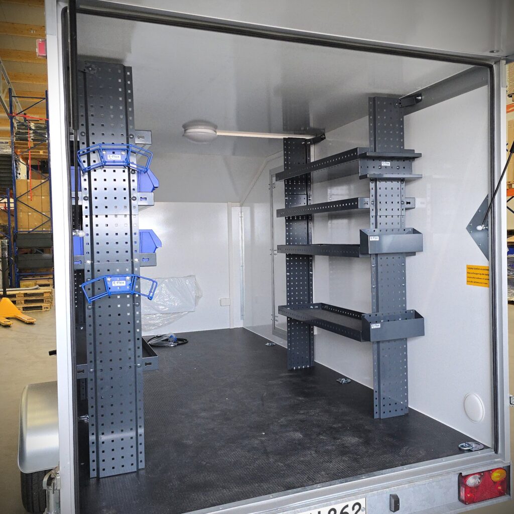 Hyllyt kaappikärryyn – sivuseinälle asennettu hyllyratkaisu työkaluille