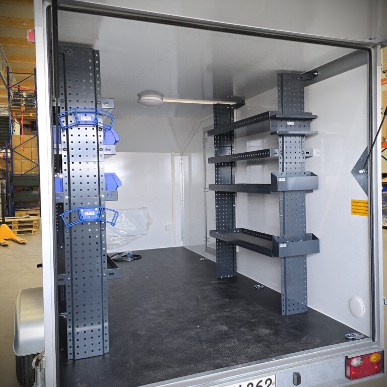 Hyllyt kaappikärryyn – sivuseinälle asennettu hyllyratkaisu työkaluille