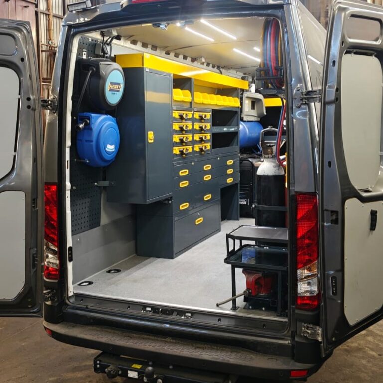 Iveco huoltoauto E-Flex huoltoauton kalusteilla