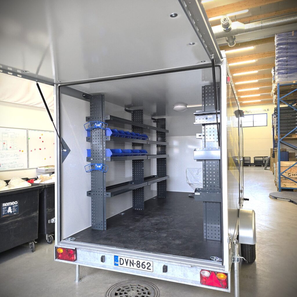 Peräkärryn hyllyt – kaappikärry varusteltuna metallihyllyillä työkaluille