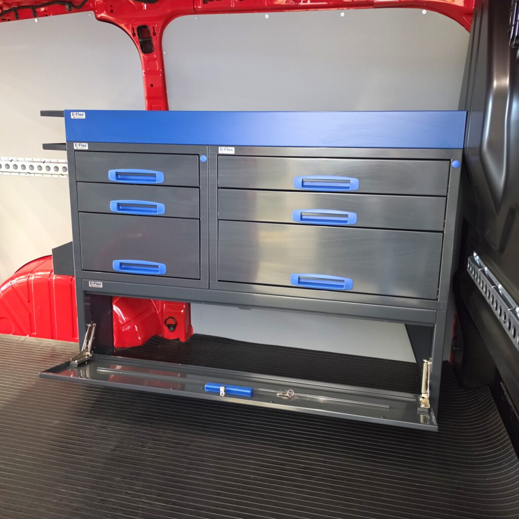 127 cm pakettiauton hyllykkö laatikosto vetolaatikoilla Ford Customissa