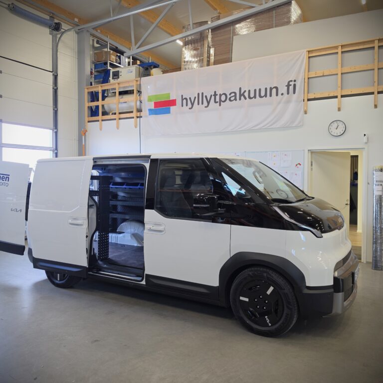 Kia PV5 pakettiautoon asennetut E-Flex pakettiauton hyllyt