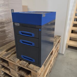 Käytetty 36 cm vetolaatikosto ylähyllyllä